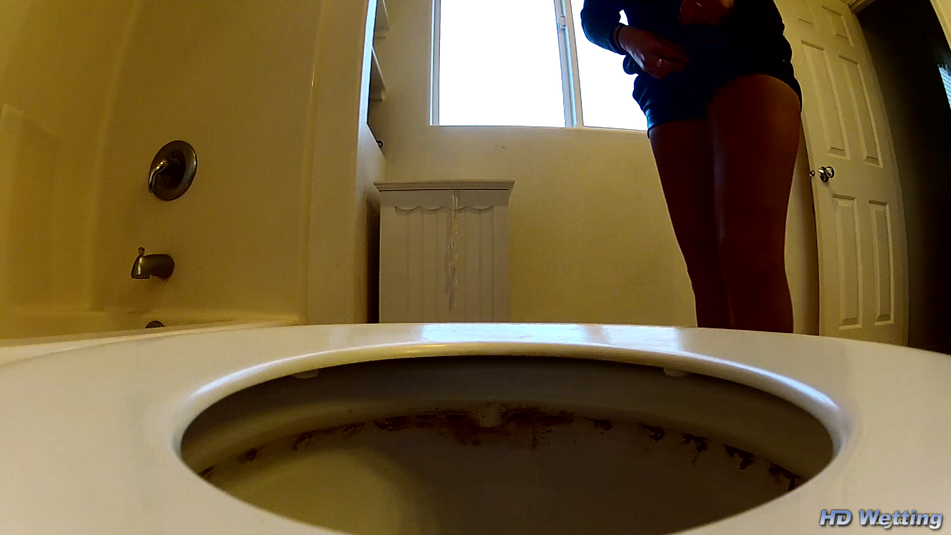 voy-4 Hidden voyeur camera captures girl using the toilet