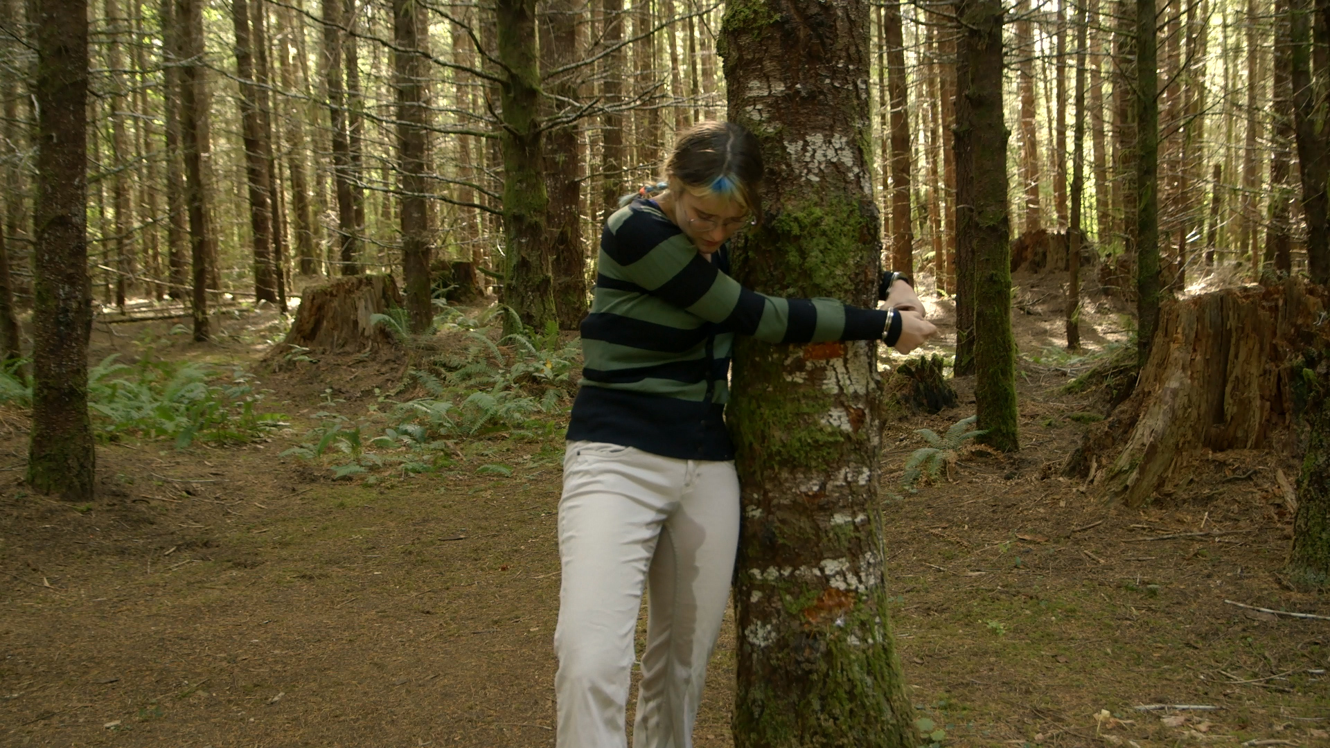 vid_756 Handcuffed to a tree, Sosha wets her pants