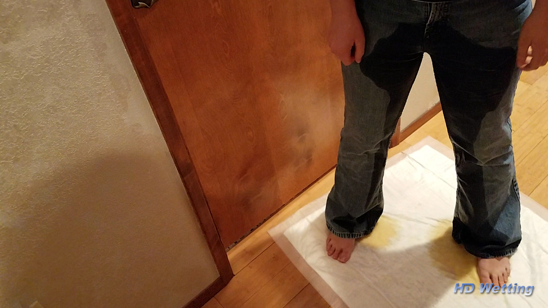 lyra-8 Fully peeing in her jeans.