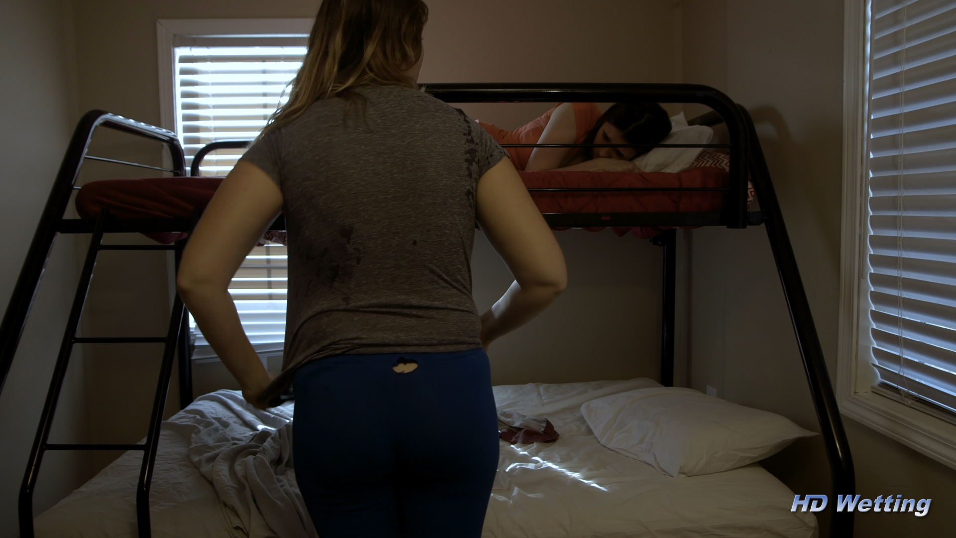 bunk-3 Alisha wakes Sosha and informs her that she wet the bed.