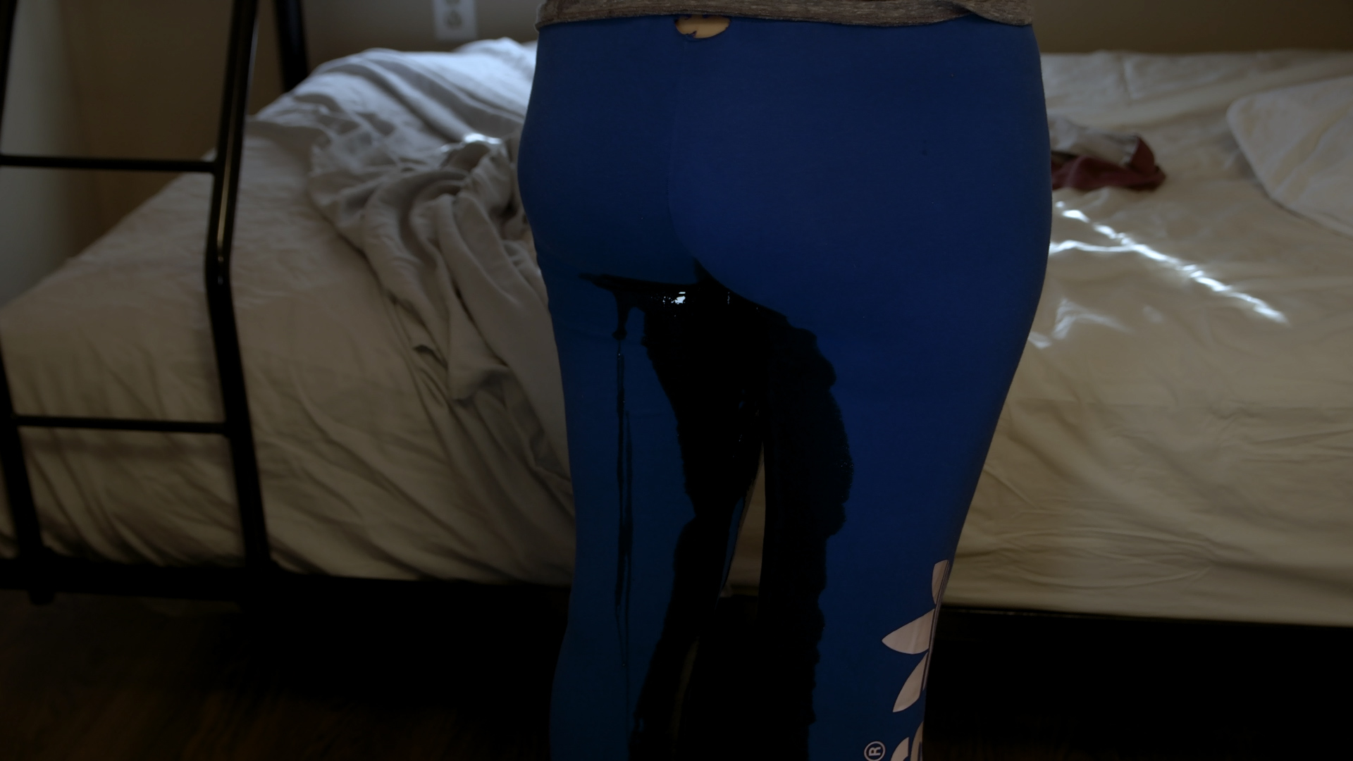 vid_872 Close up of Alisha peeing in her leggings.