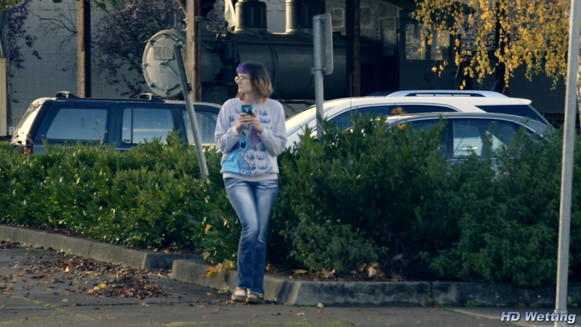 texting-3 Even though she badly needs to pee, she stps to text