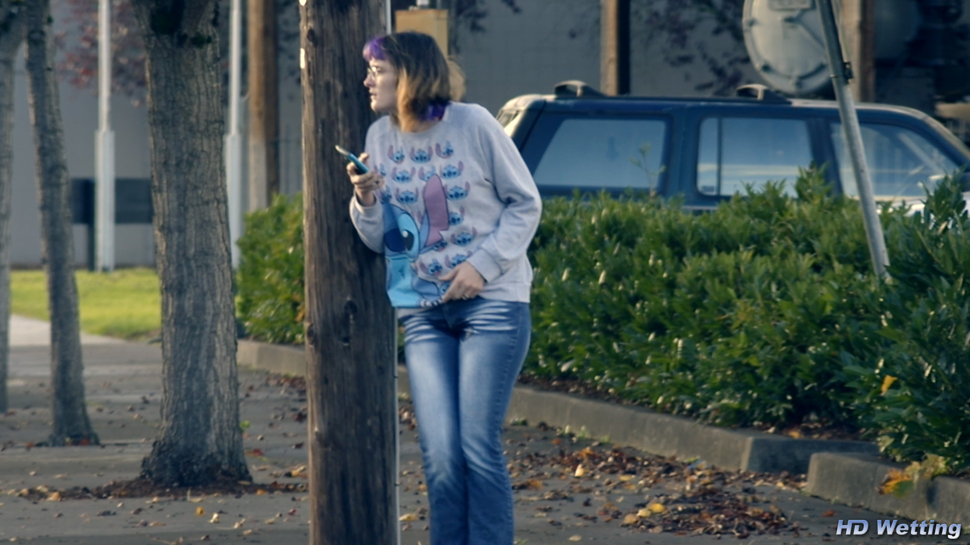 texting-7 Looking around, embarrassed, as she pees in her jeans