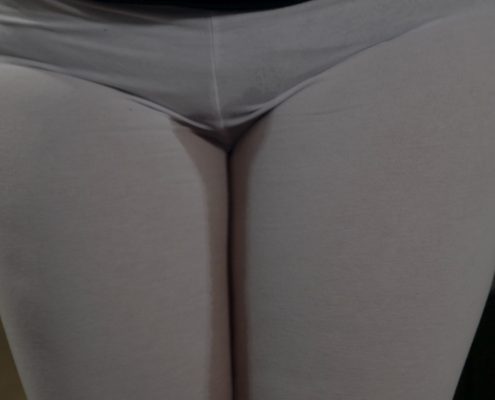 Peeing in her white leggings