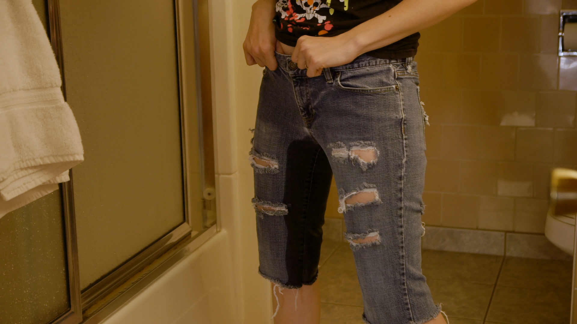 vid_812 Sosha intentionally pees in her jeans.