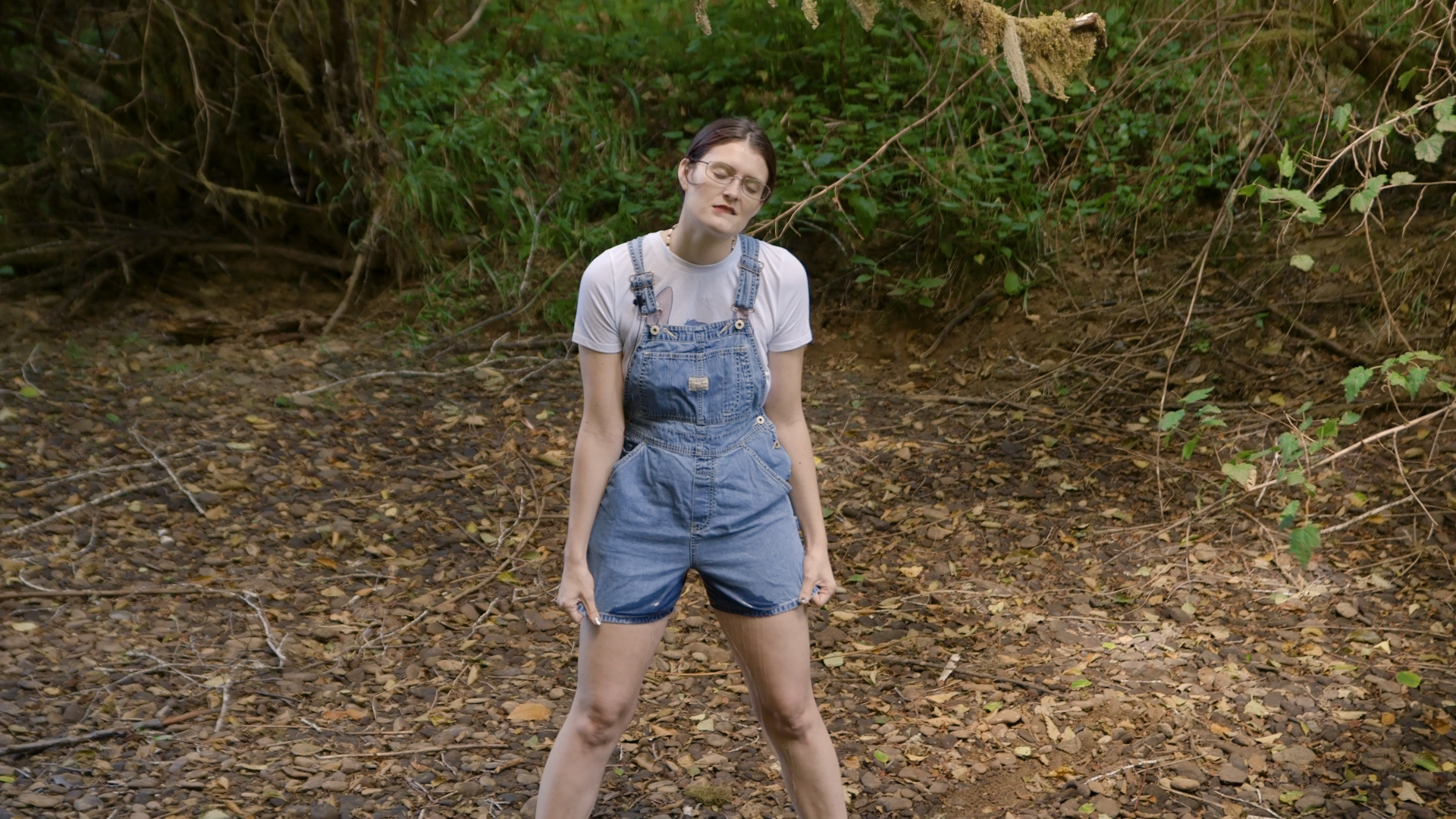 vid_864 Peeing in her denim overalls.
