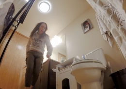 Alisha is peeing her pants while running to the toilet.