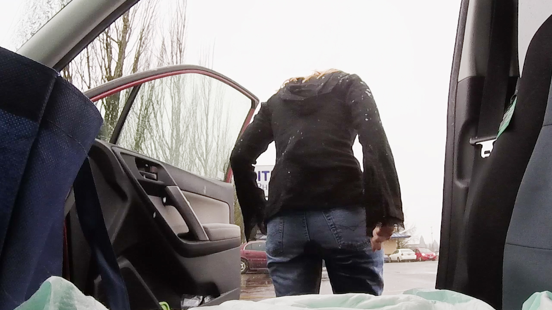 vid_905 Sosha pees in her jeans as she gets out of the car.